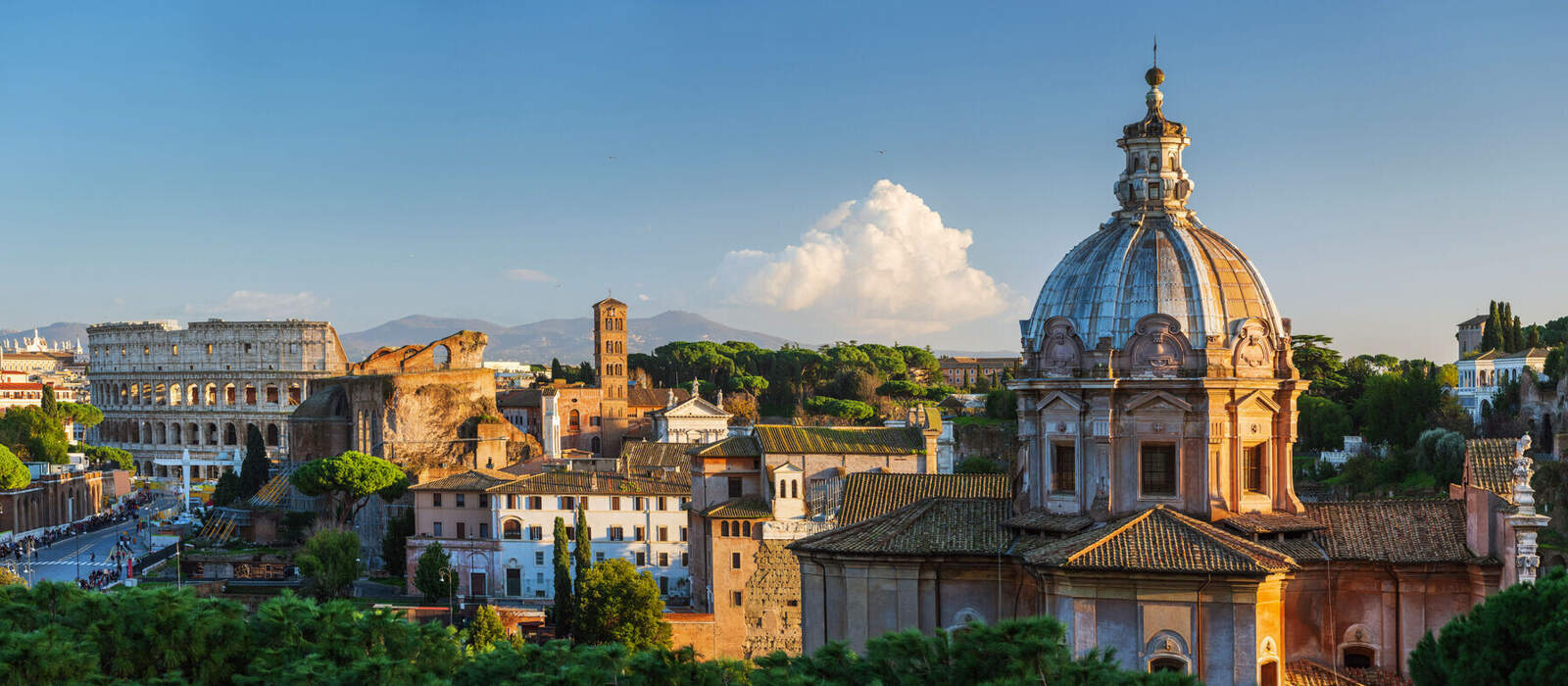 Weitblick auf das Forum Romanum und das Kolosseum in Rom © sergejson - stock.adobe.com