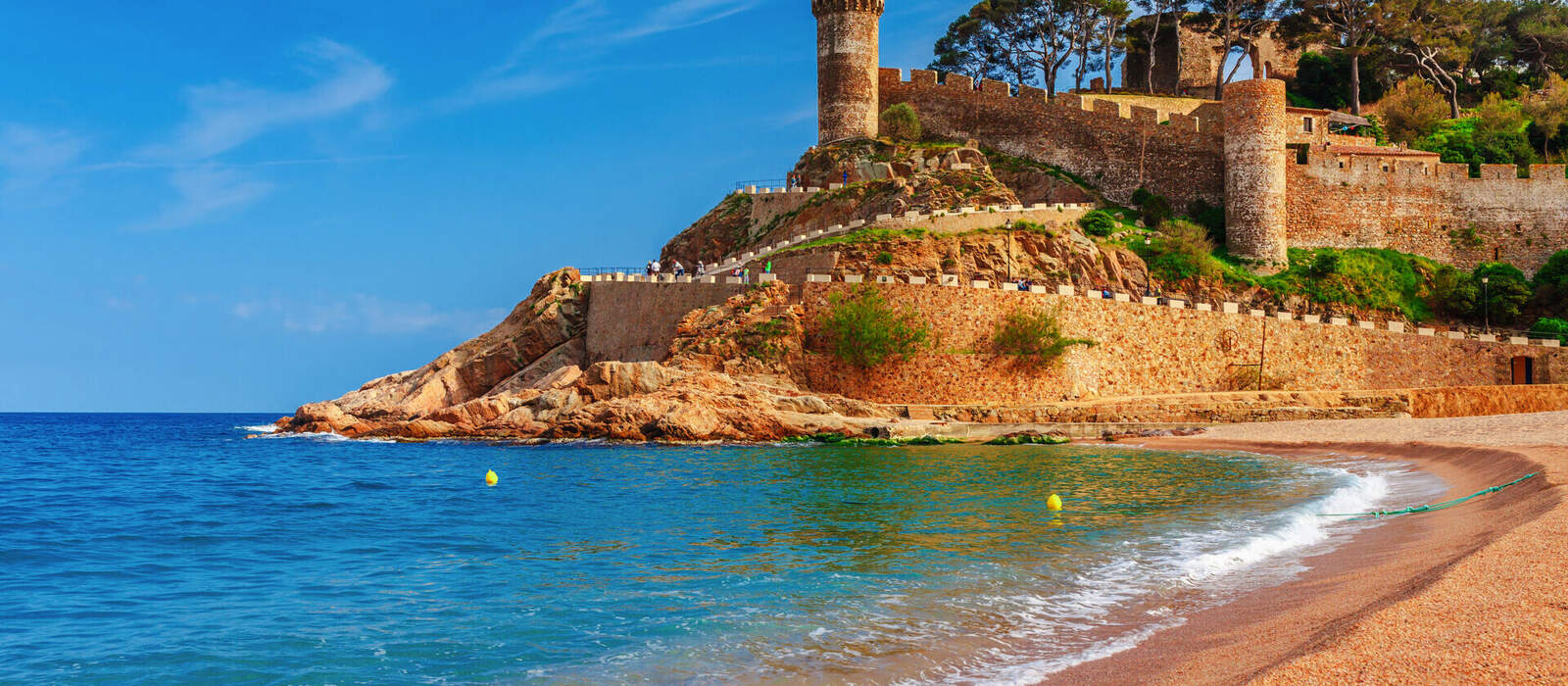 Old castle and beach in Tossa de Mar in Catalonia, Spain, Europe © oleg_p_100 - stock.adobe.com