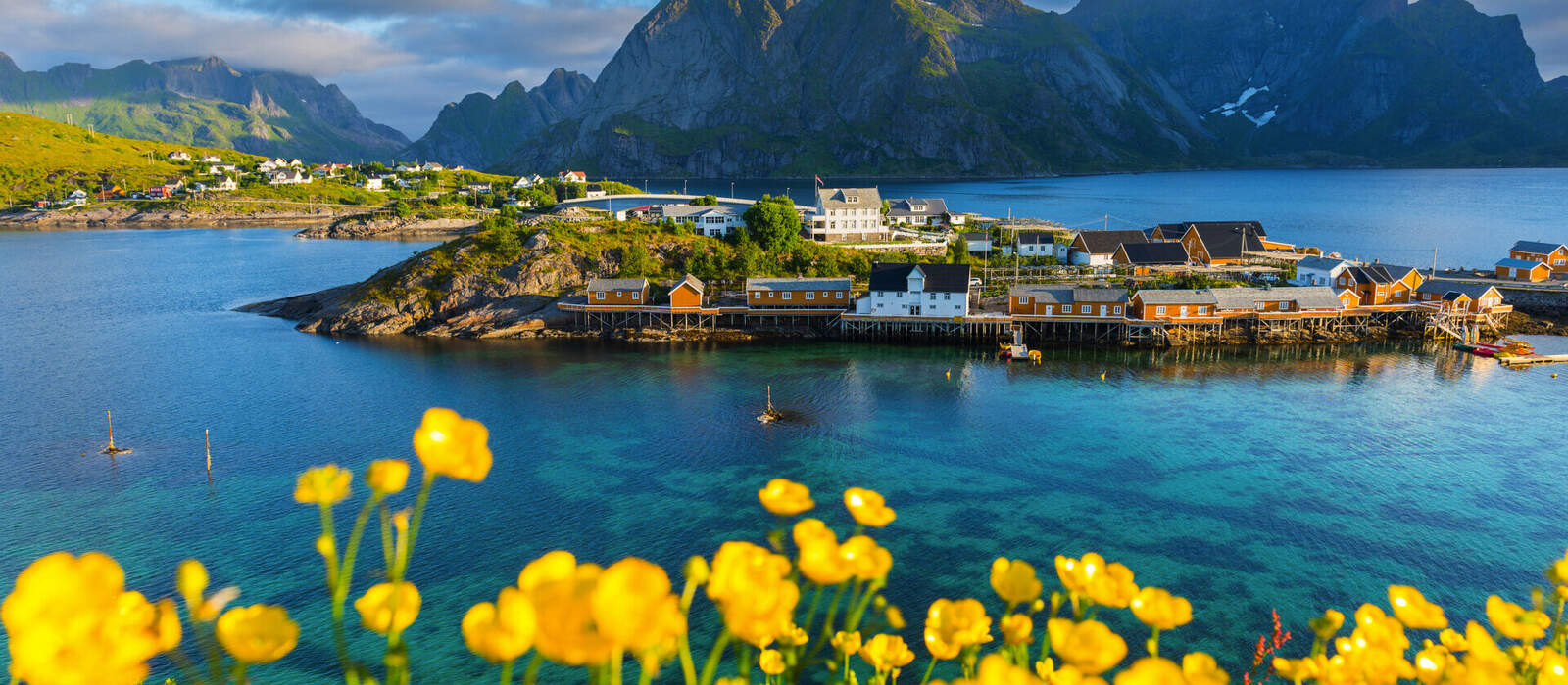 sommerliches Reine auf den Lofoten © Songkhla Studio - stock.adobe.com