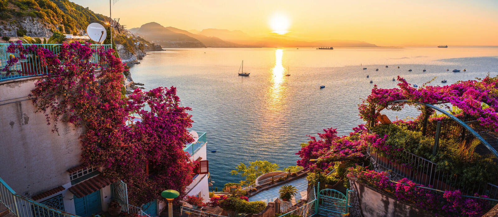 Sonnenaufgang an der Amalfiküste mit blühenden Bougainvillea und Meerblick. © Balate Dorin - stock.adobe.com