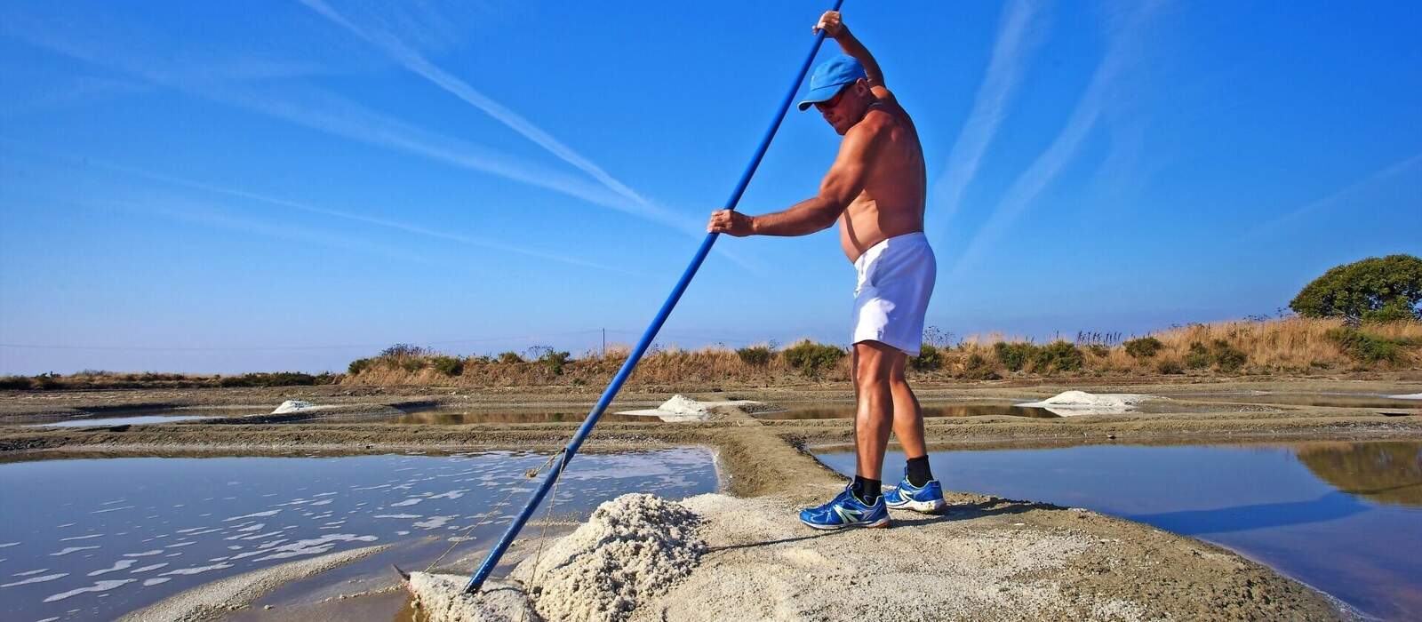 paludier ernten das grobe Salz in den Salzmooren von Guérande © DreanA - Fotolia