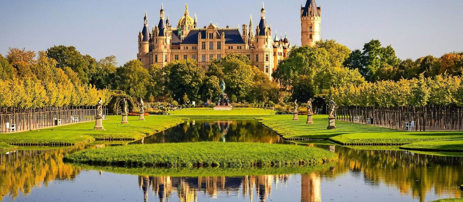 Schweriner Schloss spiegelt sich im See © hardyuno - Fotolia
