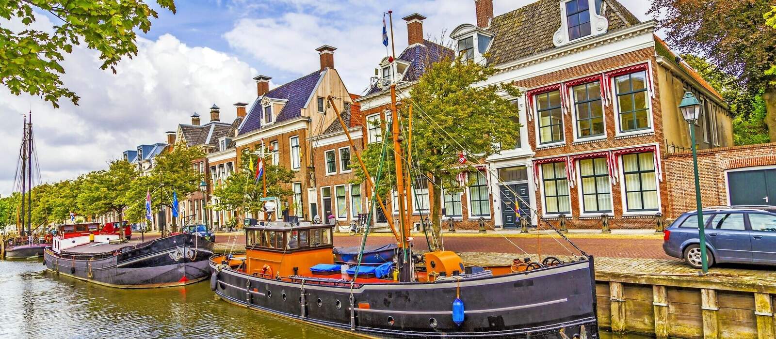 Boote in einem Kanal in Harlingen © travelview - stock.adobe.com