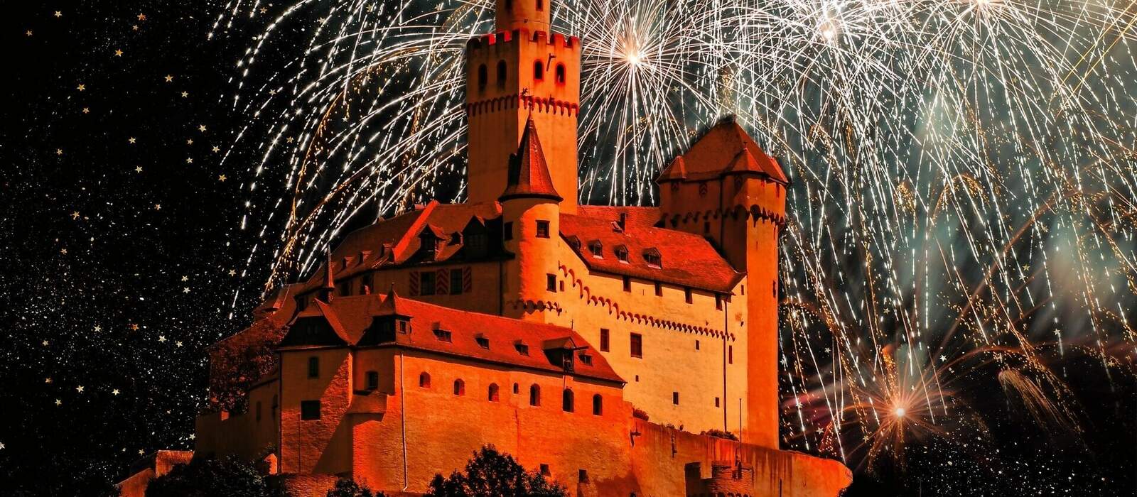 Rhein in Flammen oberhalb der Marksburg bei Braubach © costadelsol - stock.adobe.com