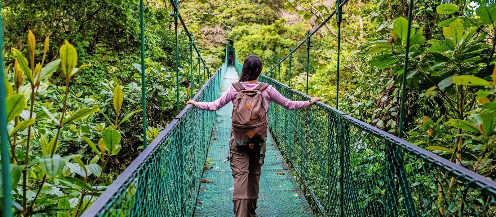 Mädchen auf hängenden Brücke in Wolkenwald - Monteverde, Costa Rica © Simon Dannhauer - stock.adobe.com