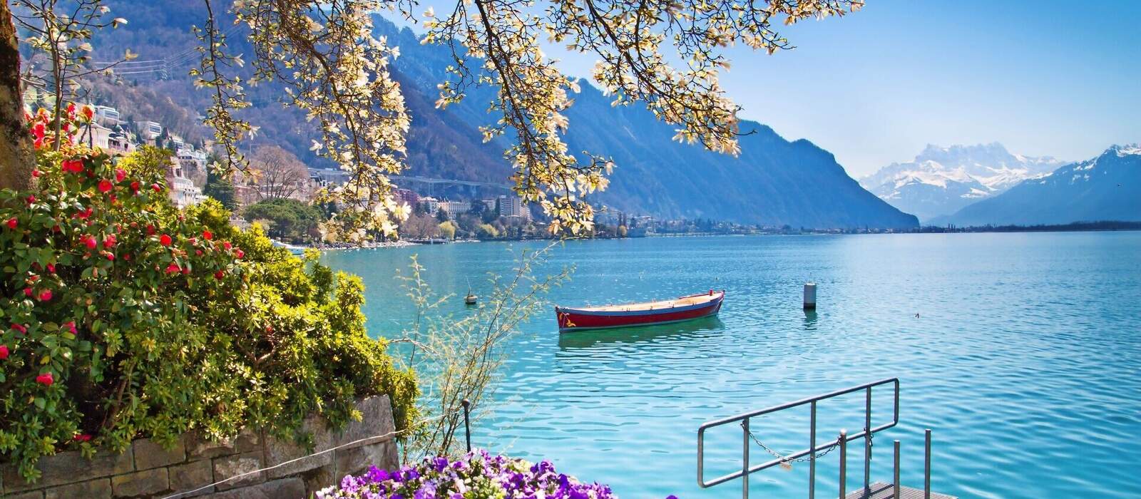 Blumen, Berge und Genfer See in Montreux, Schweiz © Michal Ludwiczak - stock.adobe.com