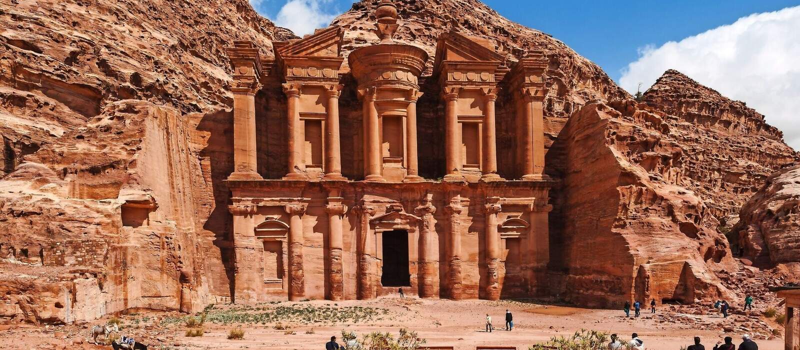 Felsgrab Ad Deir in der alten jordanischen Stadt Petra © ykumsri - stock.adobe.com