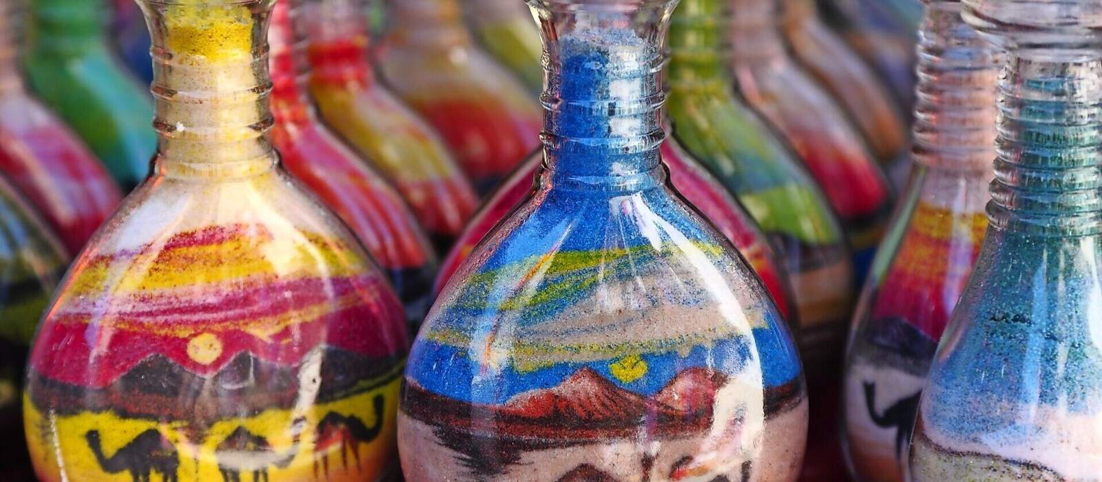 Bunte Sandbottles - ein typisches Souvenir aus Jordanien © diak - stock.adobe.com