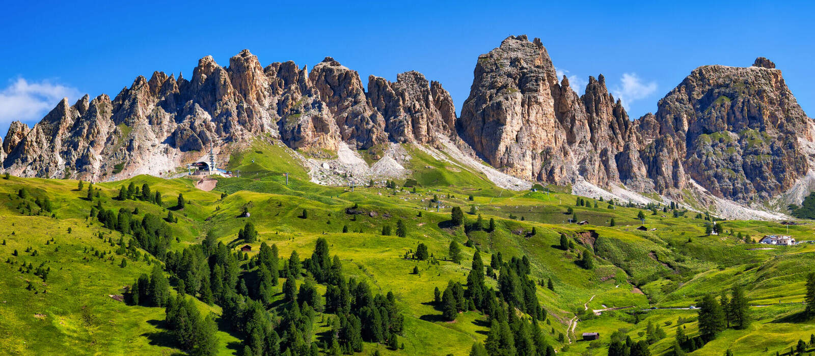 Dolomiten mit grünen Wiesen und Berghütten ©costadelsol - stock.adobe.com