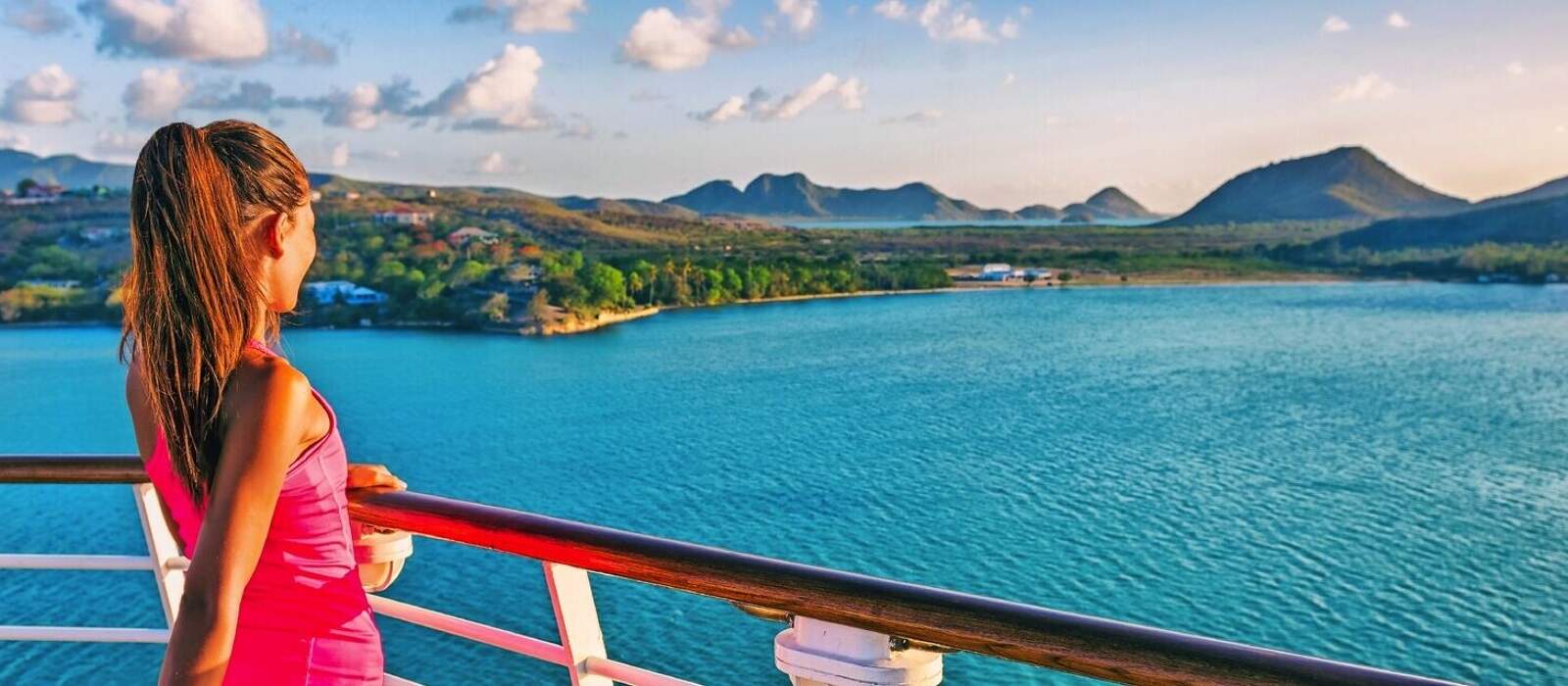 Kreuzfahrt-Touristen-Frau Karibik Reise Urlaub Banner. Panoramische Ernte des Mädchens Sonnenuntergangansicht von der Bootsplattform genießend, die Hafen von Basseterre, St. Lucia, Tropeninsel verlässt. © Maridav - stock.adobe.com