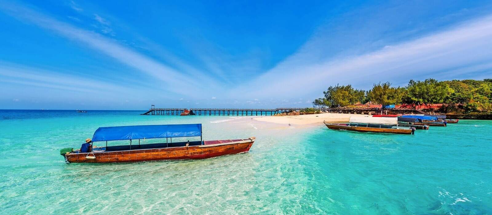 bunter exotischer Meerblick mit Booten nahe Sansibar-Ufer in Afrika © Alex Green - stock.adobe.com