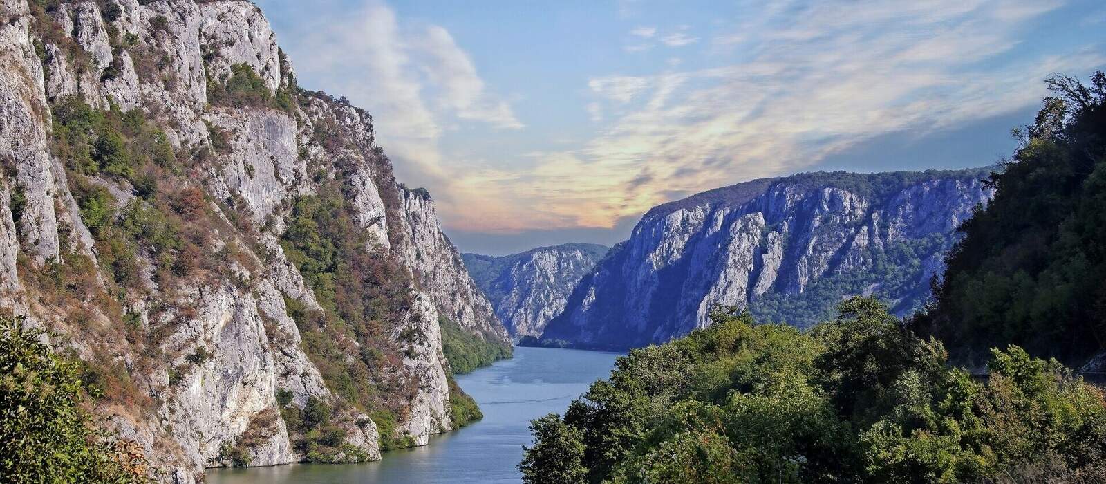 Donau in der Nähe der serbischen Stadt Donji Milanovac © nikolafoto21 - stock.adobe.com