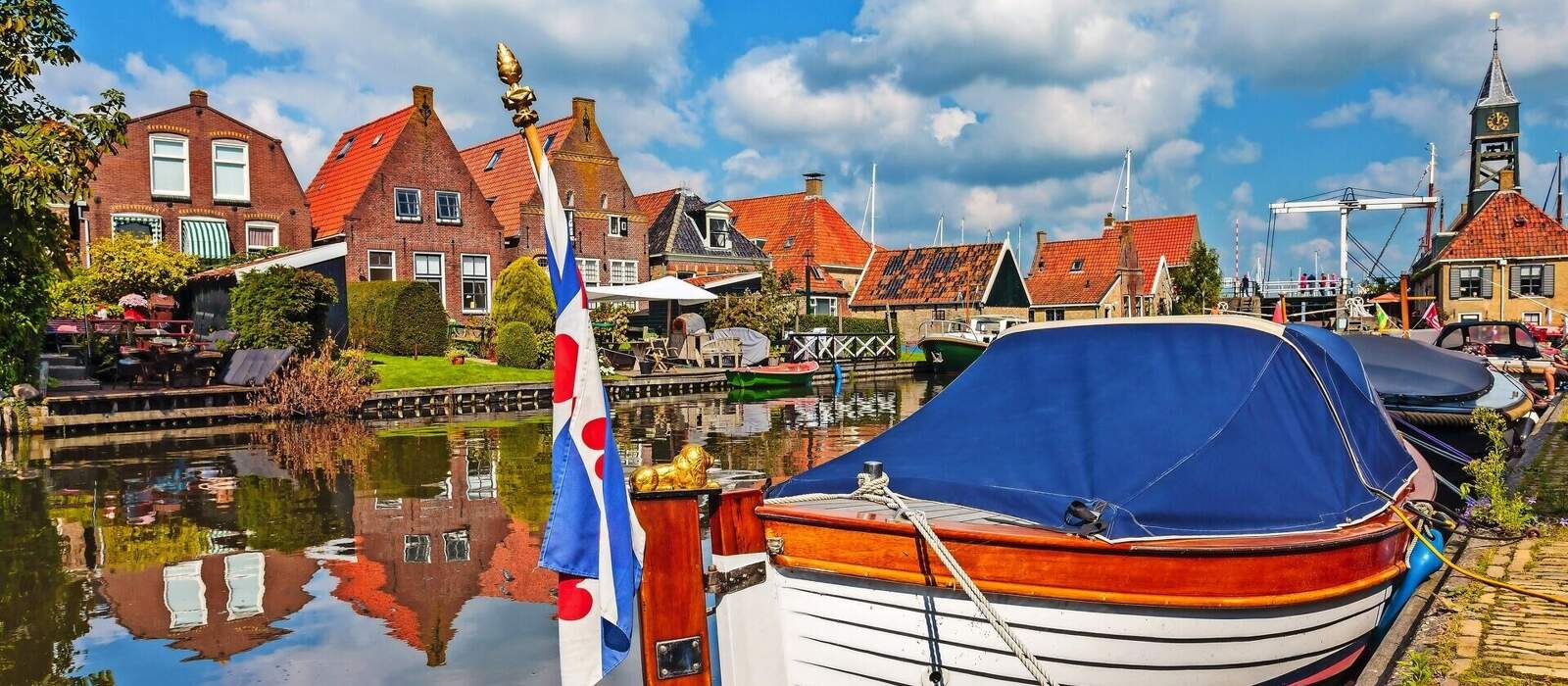 Klassische Schaluppe in Hindeloopen, die Niederlande © DutchScenery - stock.adobe.com