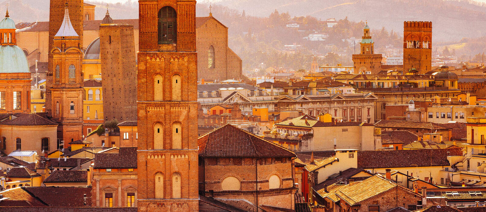 Bologna mit dem Berg San Luca im Hintergrund, Italien ©ronnybas - stock.adobe.com