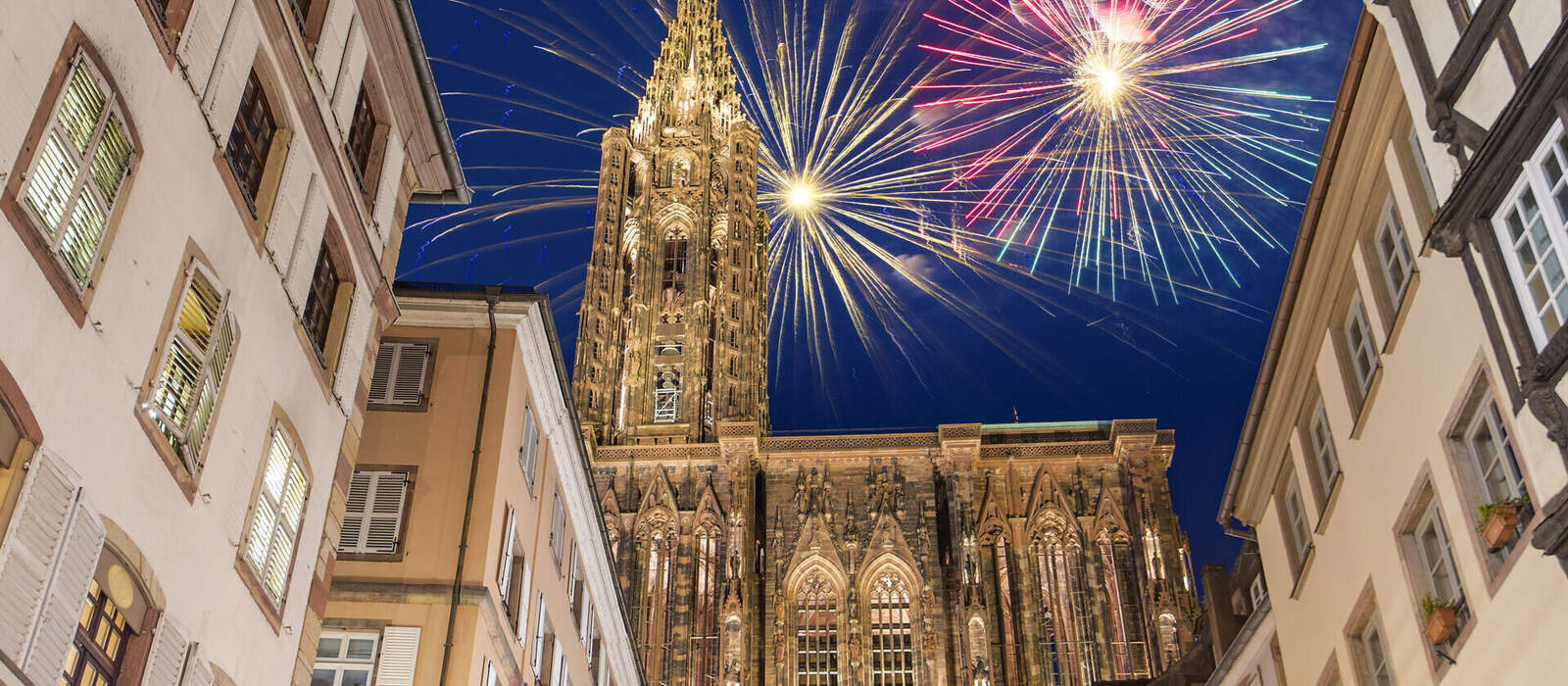 Feuerwerk über Notre Dame de Strasbourg zur Weihnachtszeit im Elsass, Frankreich ©Savvapanf Photo © - stock.adobe.com