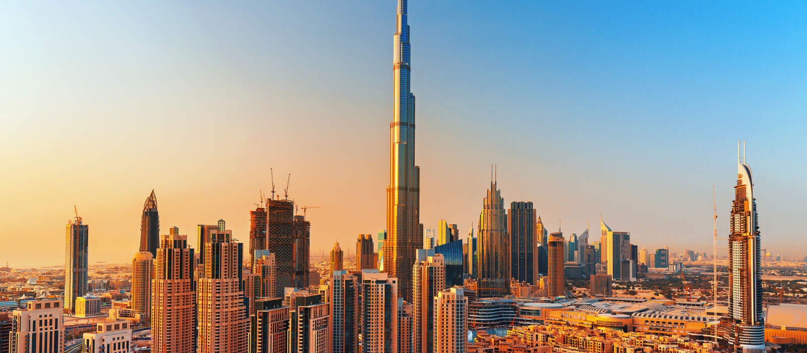 DUBAI ,UNITED ARAB EMIRATES-FEBRUARY 18, 2017: Beautiful Dubai downtown at the sunset,Dubai,United Arab Emirates © Rastislav Sedlak SK - stock.adobe.com