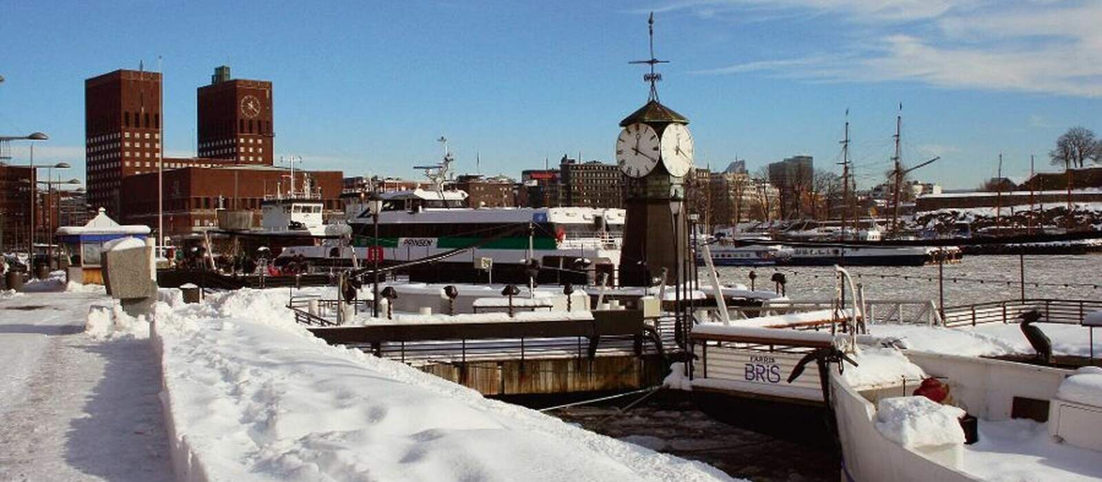Hafenviertel Aker Brygge und Rathaus im Winter