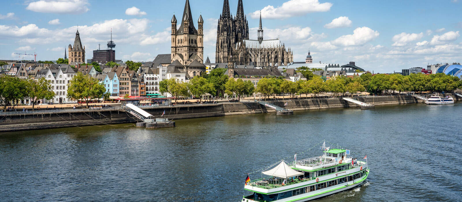 Schifffahrt entlang des Rheinufers in Köln ©eyetronic - stock.adobe.com