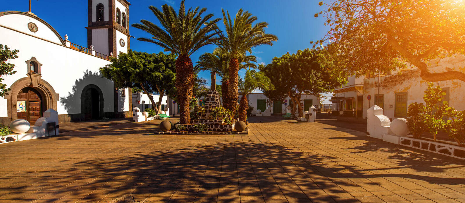 Zentraler alter Platz mit der Kirche San Gines in Arrecife auf der Insel Lanzarote © rh2010 - stock.adobe.com