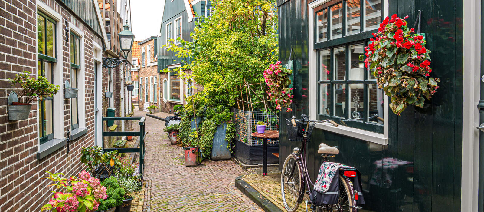 Fahrrad in der kleinen Straße Kerkepad in Volendam © Jeannette Tas, Netherlands