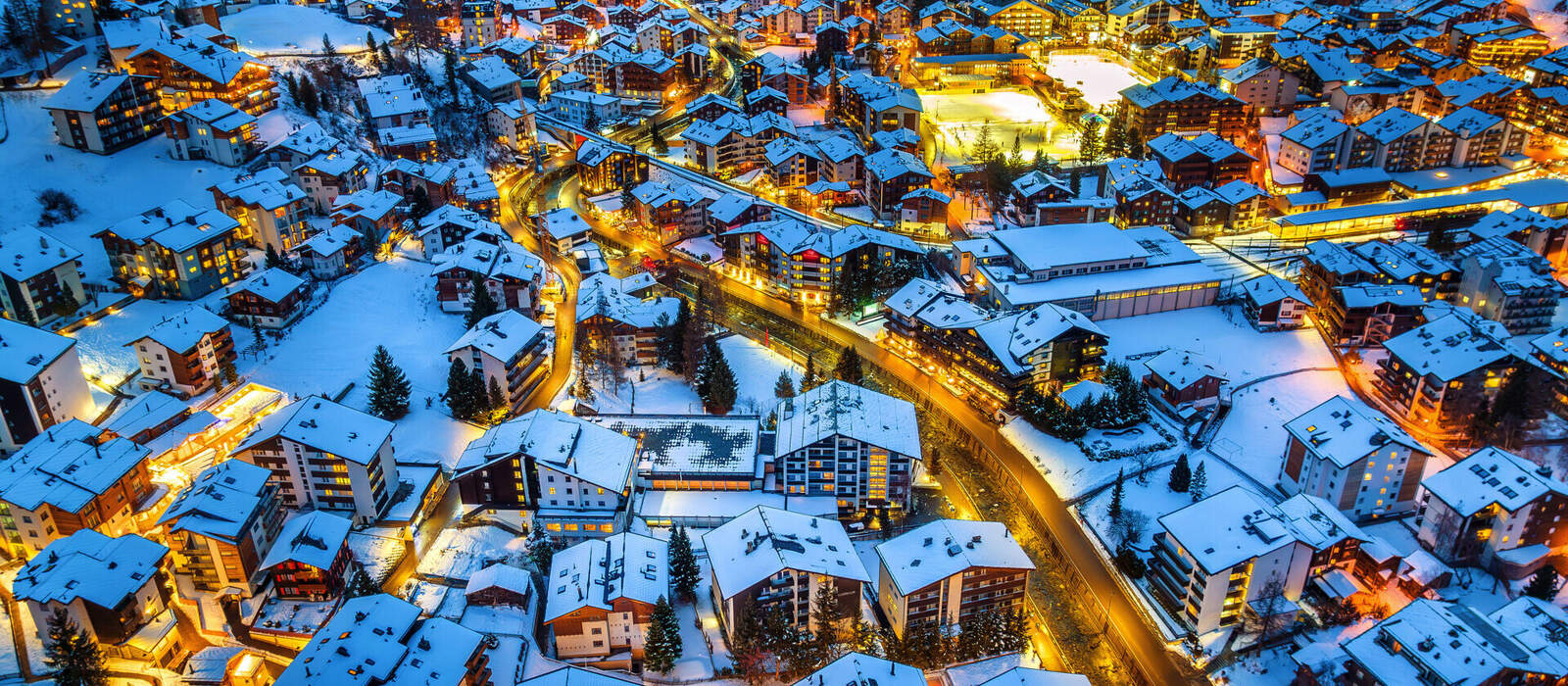 Luftaufnahme des Dorfes Zermatt bei Nacht im Winter © tawatchai1990 - stock.adobe.com