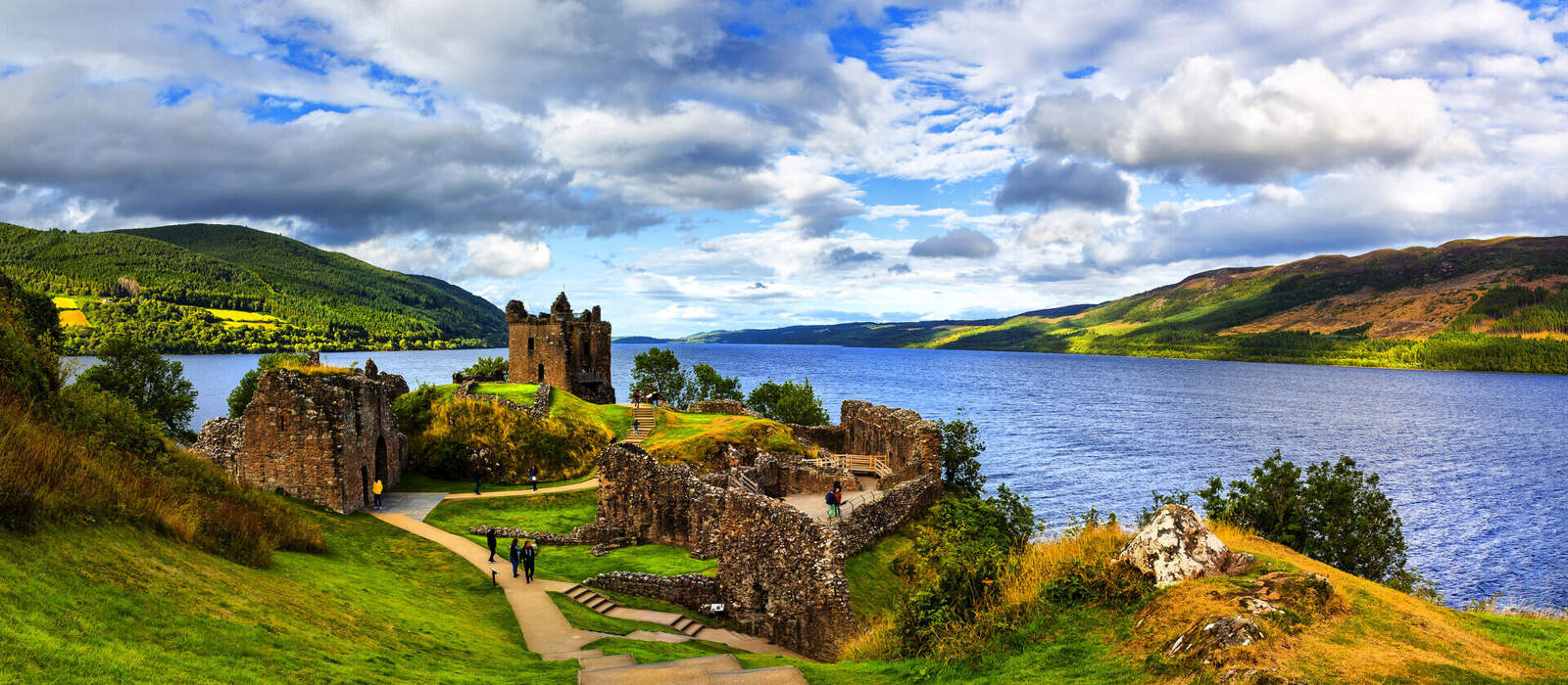 Ruinen von Urquhart Castle am Loch Ness © lapas77 - stock.adobe.com