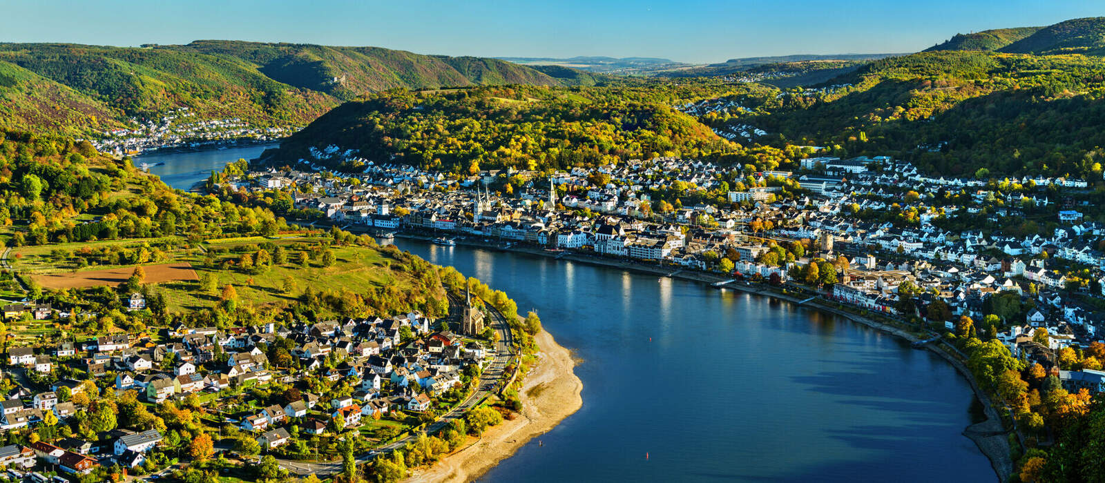 Luftaufnahme der Städte Filsen und Boppard mit dem Rhein in Deutschland © Leonid Andronov - stock.adobe.com
