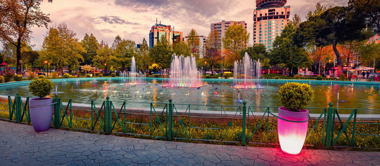 Skanderbeg-Platzes mit beleuchtetem Brunnen in der Hauptstadt Albaniens - Tirana © Andrew Mayovskyy - stock.adobe.com