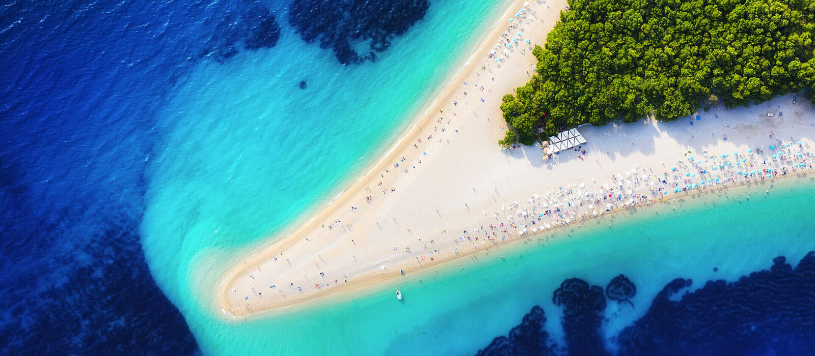 Luftaufnahme des Zlatni Rat auf der Insel Hvar © biletskiyevgeniy.com - stock.adobe.com