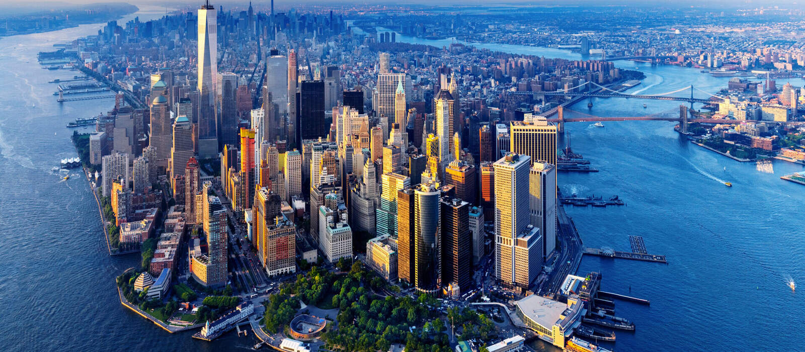 Luftaufnahme über Manhattan in New York City © Earth Pixel LLC. - stock.adobe.com