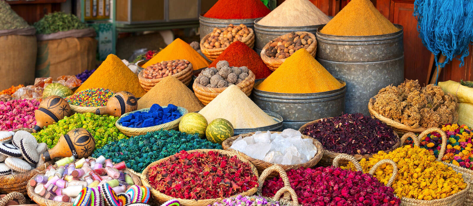 bunte Gewürze auf dem Souk-Markt in Marrakesch © xamnex - stock.adobe.com