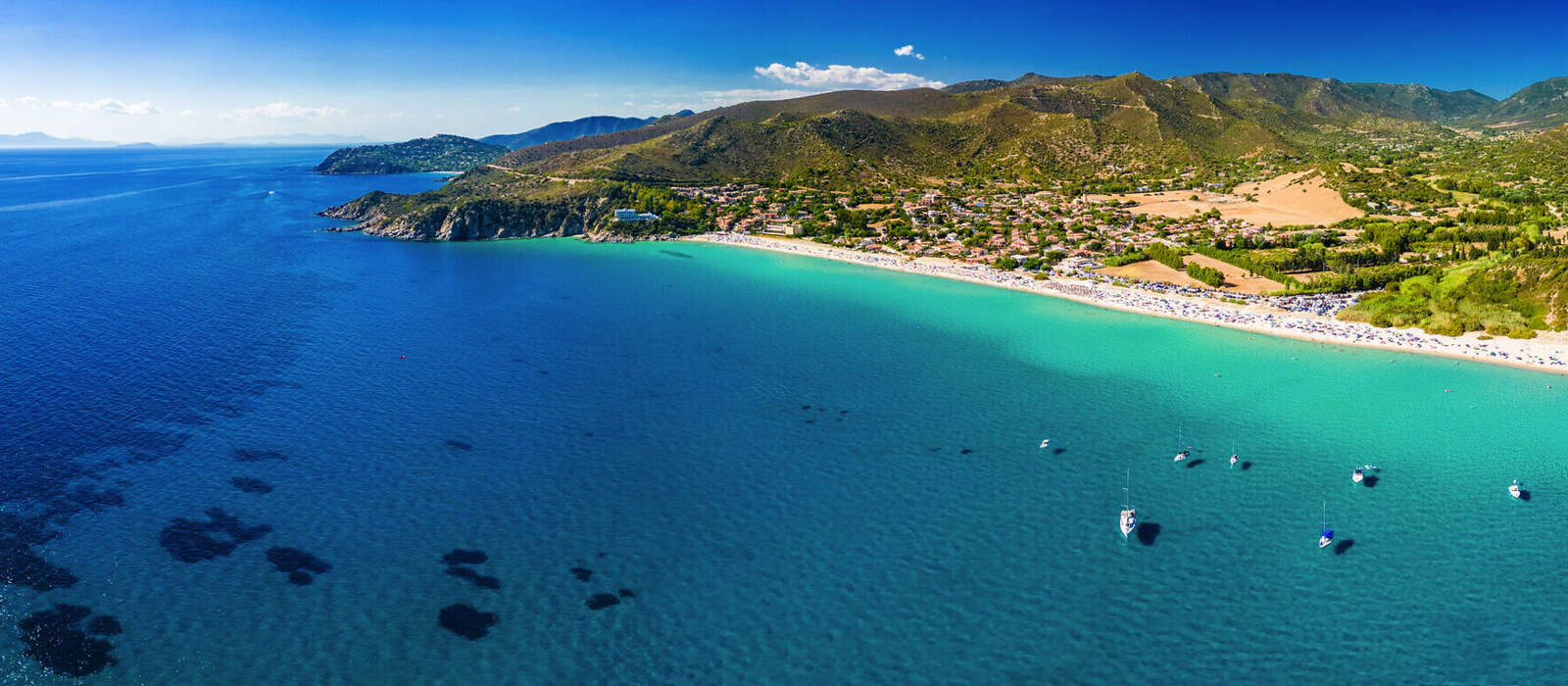 Luftaufnahme des Strandes Solanas auf Sardinien © Martin Valigursky - stock.adobe.com