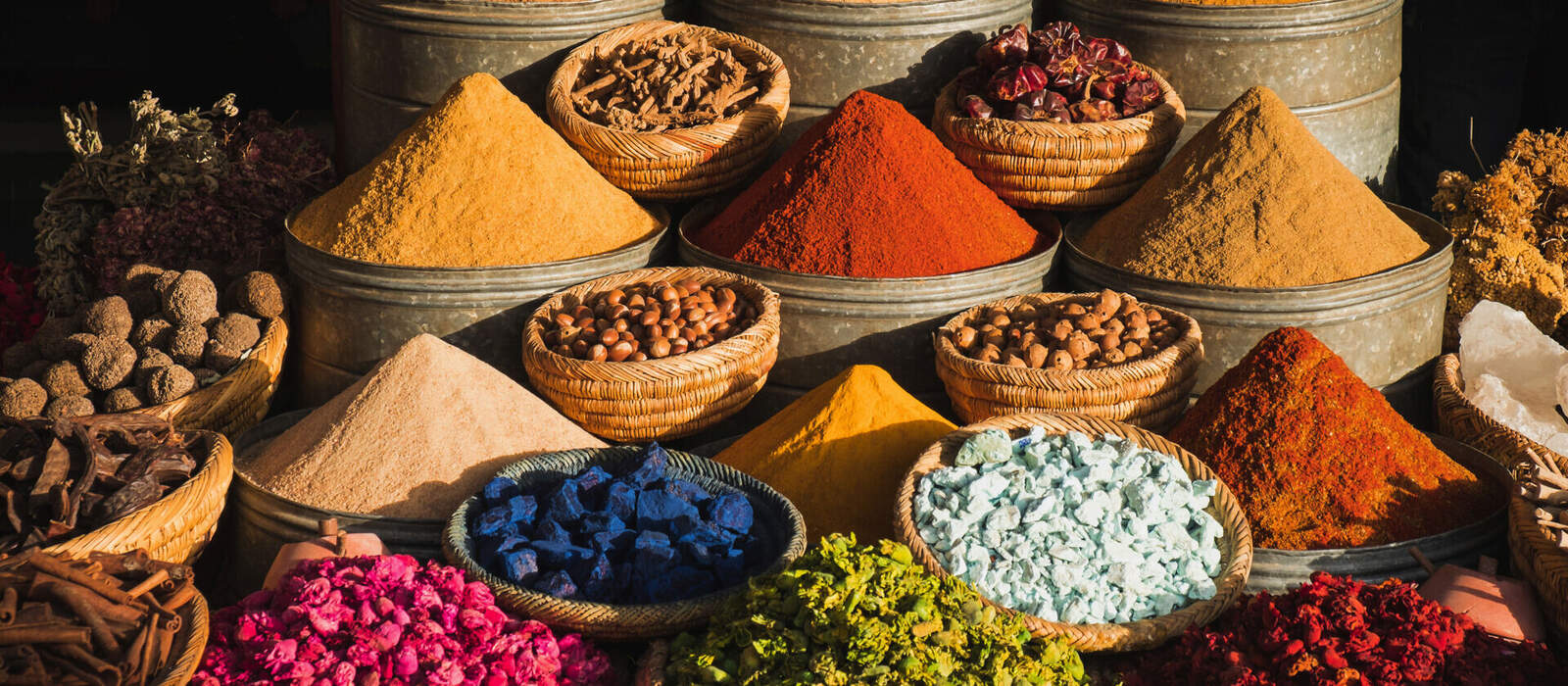 Bunte Gewürze auf einem traditionellen Markt in Marrakesch, Marokko © Rasmus - stock.adobe.com