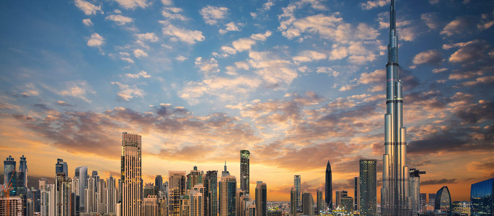 Panoramablick auf die futuristische Skyline von Dubai © Lukas Gojda - stock.adobe.com