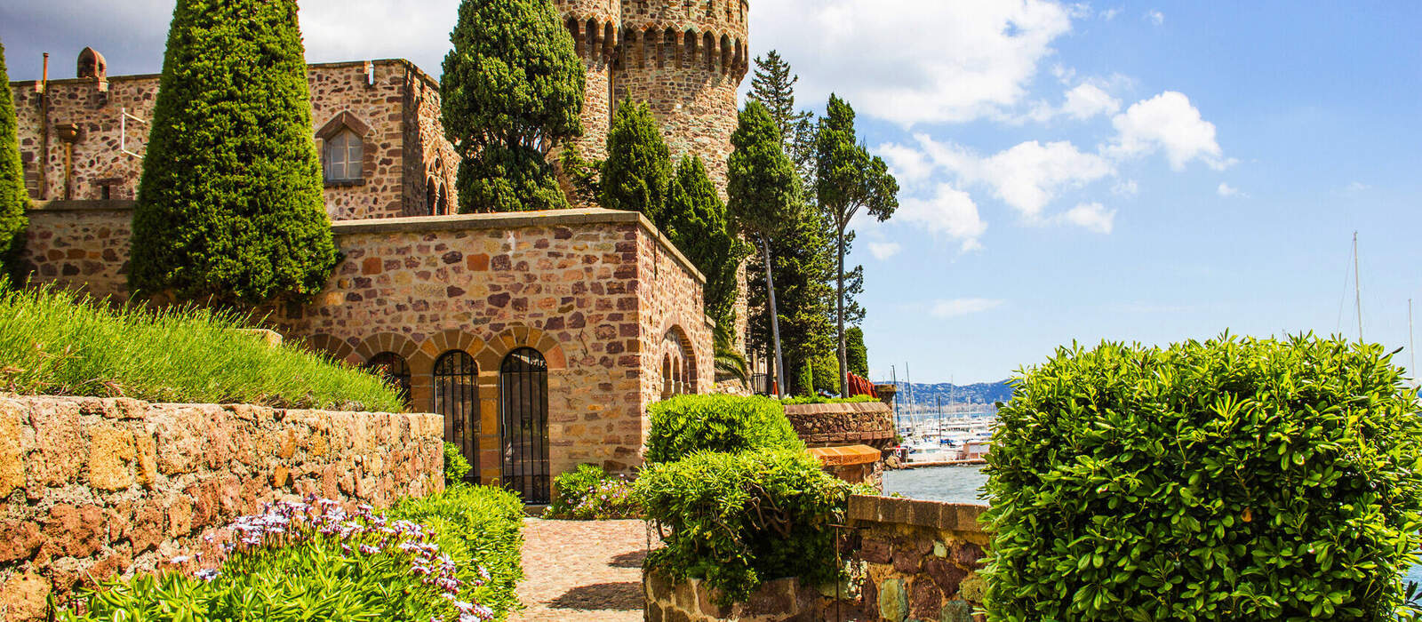 Château de la Napoule in Mandelieu-La Napoule © TravelWorld - stock.adobe.com