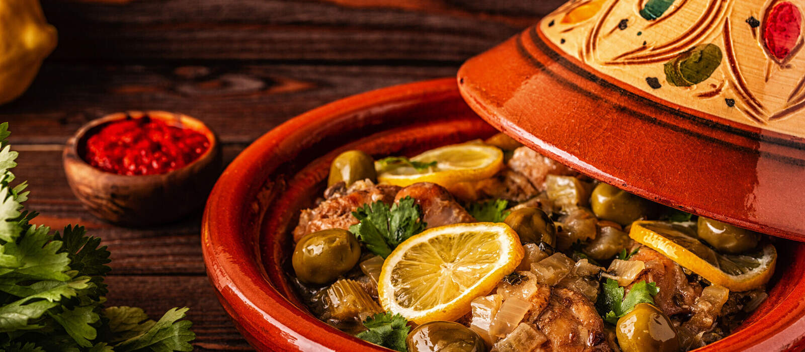 Traditionelle marokkanische Hühnertagine mit Oliven und gesalzenen Zitronen © tbralnina - stock.adobe.com
