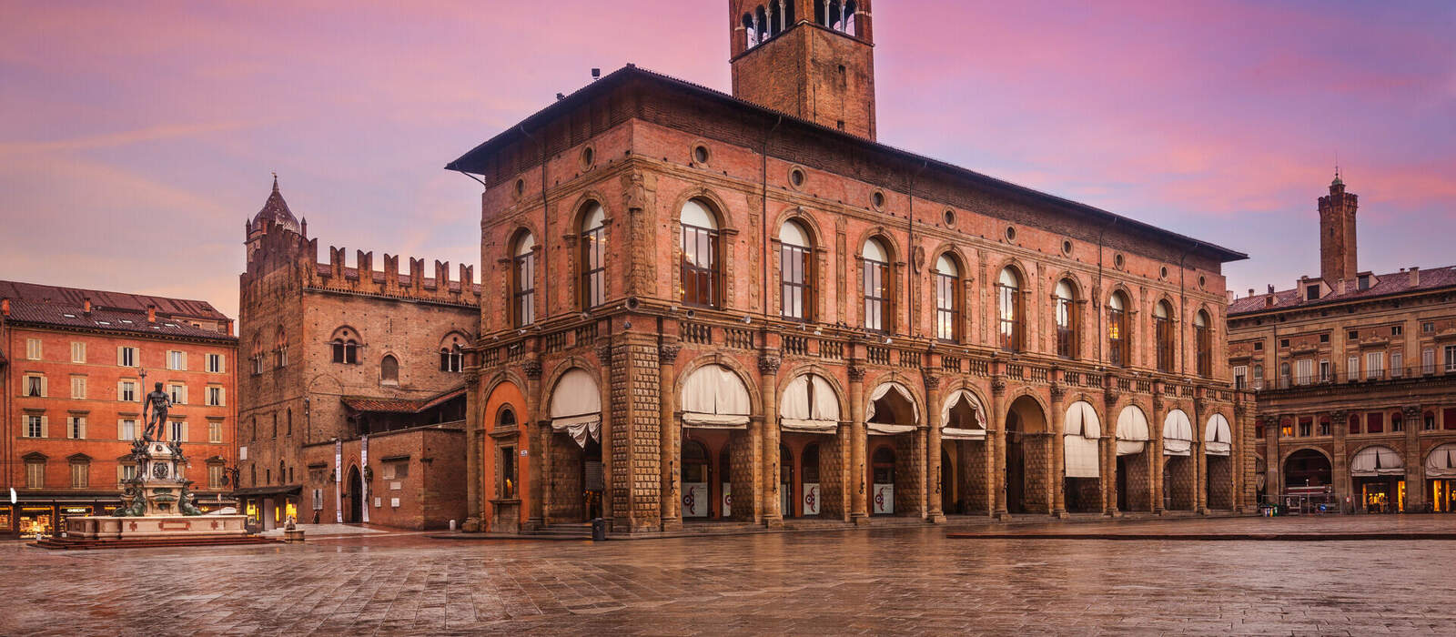 Blick auf den Hauptplatz (Piazza Maggiore) mit dem Neptunbrunnen und dem Palazzo d'Accursio in Bologna © Maurizio De Mattei