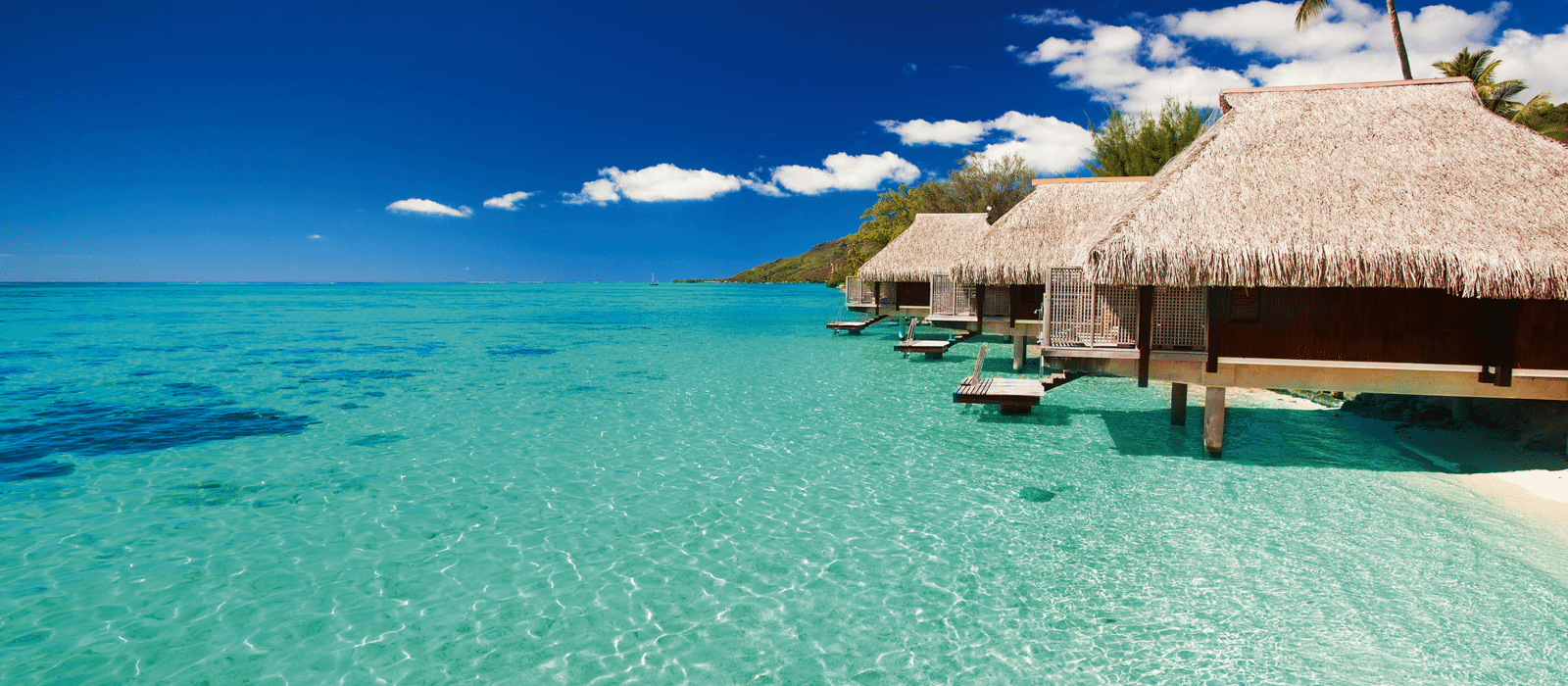 Villas auf den tropischen Strand mit Stufen ins Wasser © Martin Valigursky - Fotolia