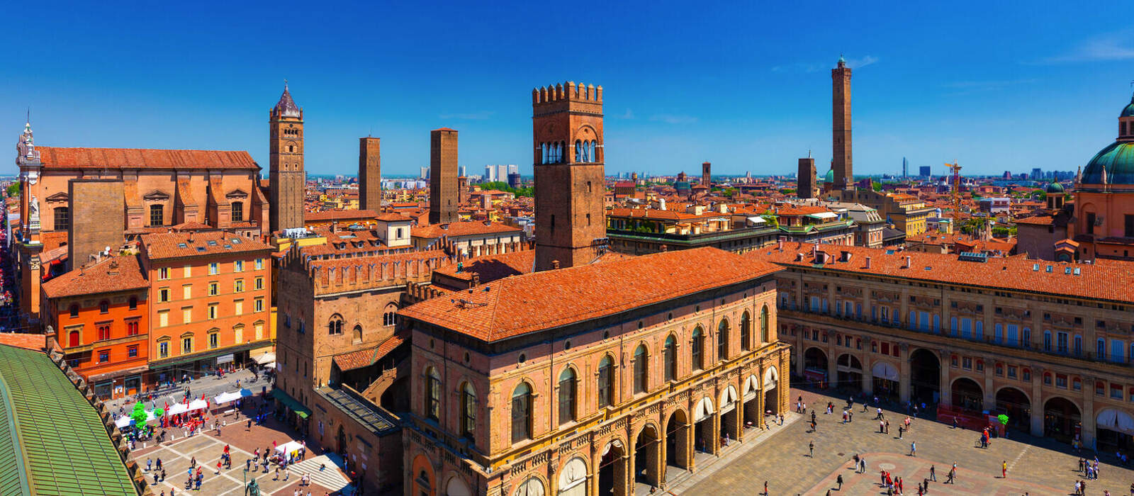 Panoramablick auf das historische Zentrum mit den Türmen von Bologna und dem Hauptplatz Piazza Maggiore © Aleh Varanishcha - stock.adobe.com