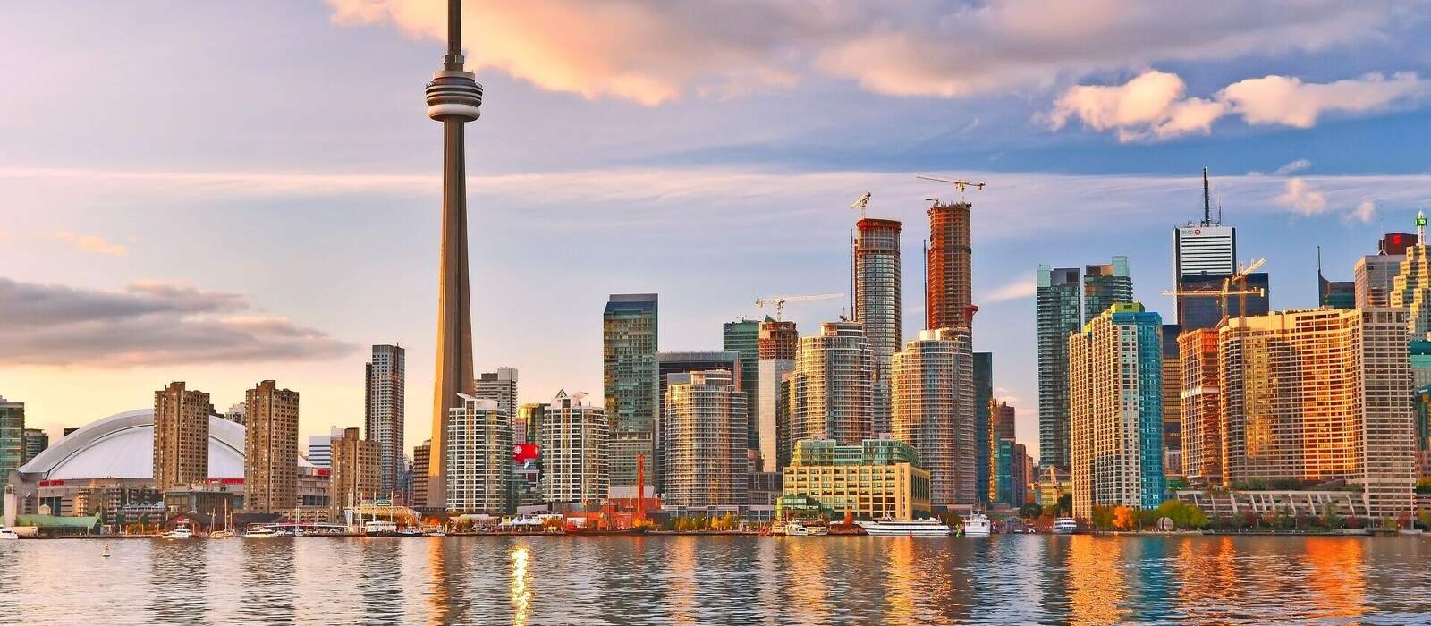 Die Reflexion der Skyline von Toronto in der Dämmerung in Ontario, Kanada. © Javen - Fotolia
