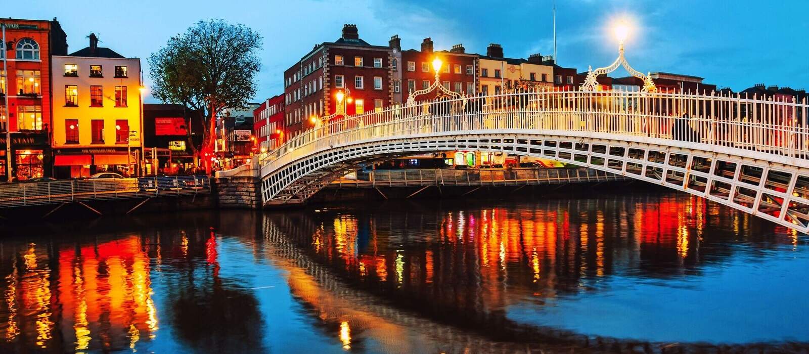 Nachtansicht der berühmten Ha’penny Bridge in Dublin bei Sonnenuntergang, Irland  © M.V. Photography - stock.adobe.com