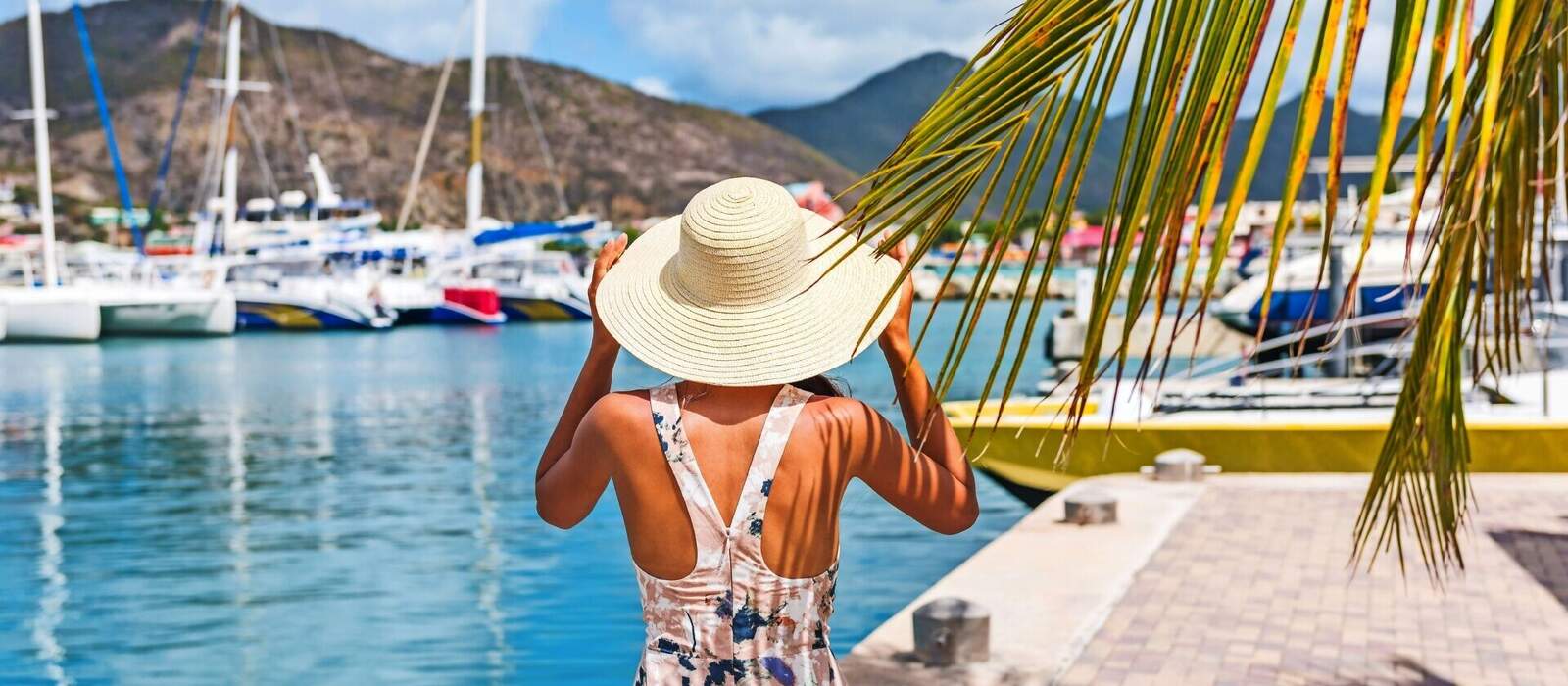 Junge Frau mit Sonnenhut im Philipsburg-Jachthafen beherbergten, St. Maarten, populärer Anlaufhafen für Kreuzschiffreisebestimmungsort. Niederländische Antillen, tropische Sommerferien. © Maridav - stock.adobe.com