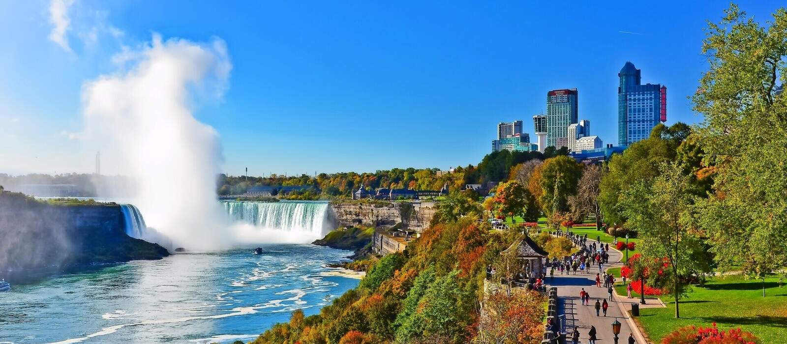 Ansicht von Niagara Falls an einem sonnigen Tag © Javen - stock.adobe.com