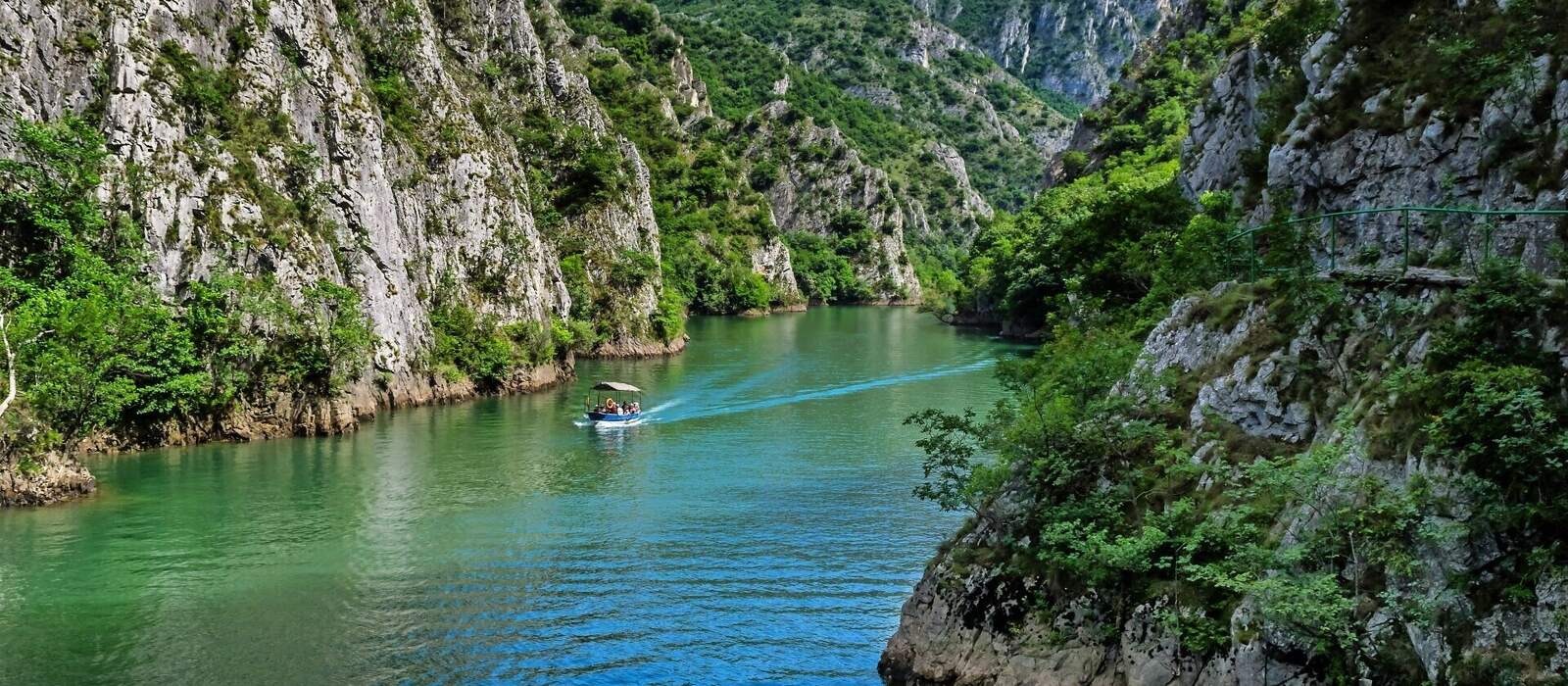 Motorboot im See von Canyon Matka in Mazedonien © Ivan - stock.adobe.com
