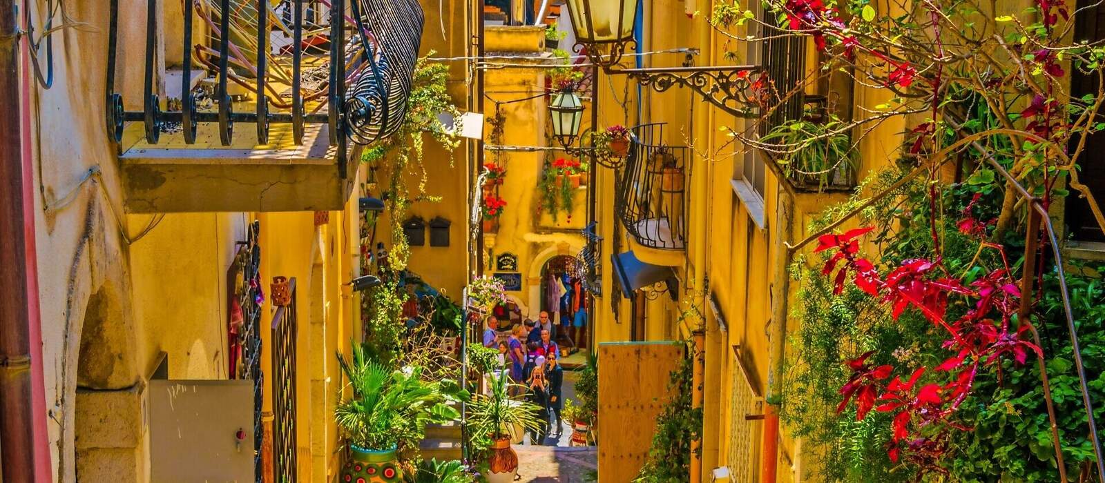 Ansicht einer schmalen Straße in Taormina, Sizilien © dudlajzov - stock.adobe.com