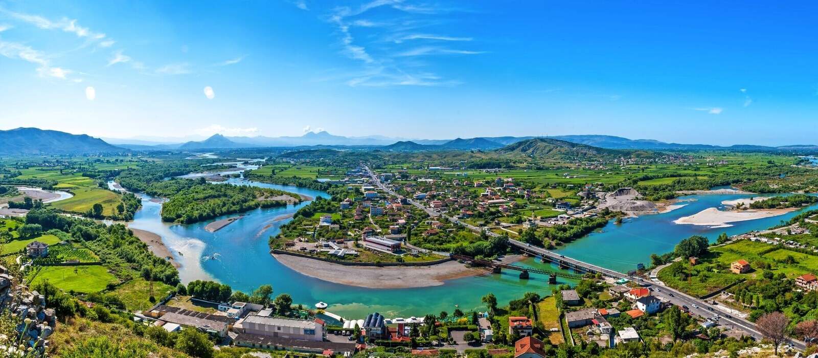Panoramablick auf Shkodra und die albanische Natur © milosk50 - stock.adobe.com