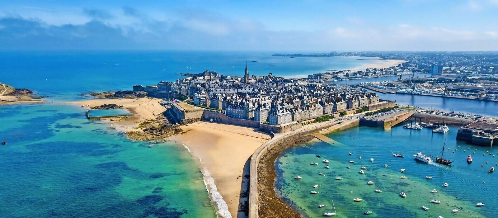 Vogelperspektive der schönen Stadt von Privateers - Heiliges Malo in Bretagne, Frankreich © antoine2k - stock.adobe.com