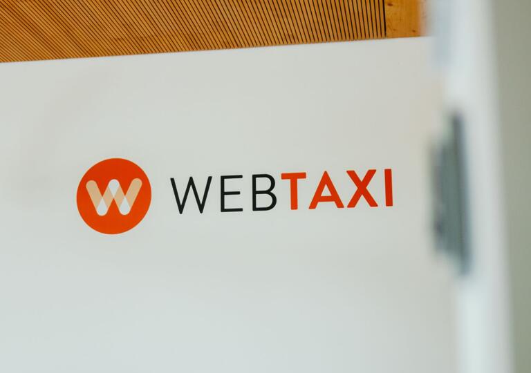 Dans les coulisses de WEBTAXI : Le service de transport qui ne dort jamais Dans les coulisses de WEBTAXI : Le service de transport qui ne dort jamais
